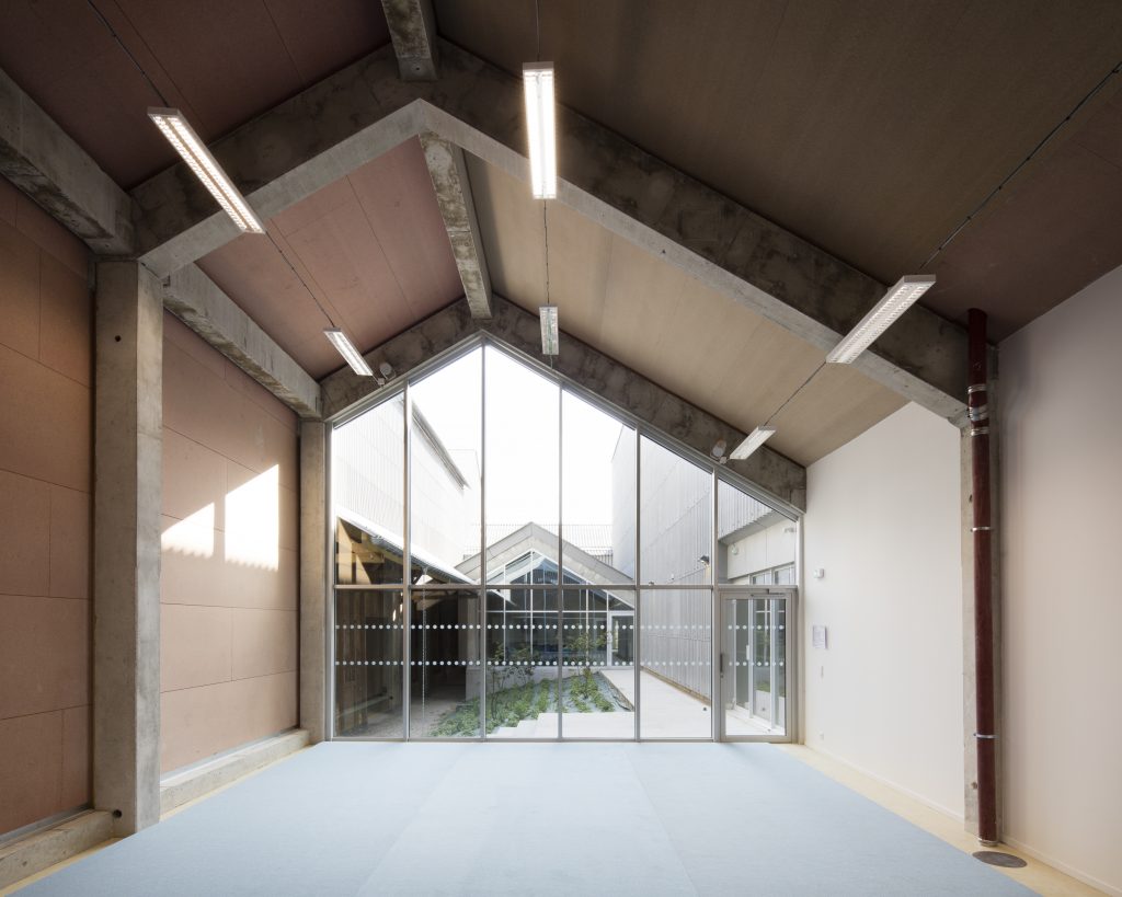 Salle de danse du Cnac avec vue sur le patio et la salle de classe- Caractère spécial - Matthieu Poitevin