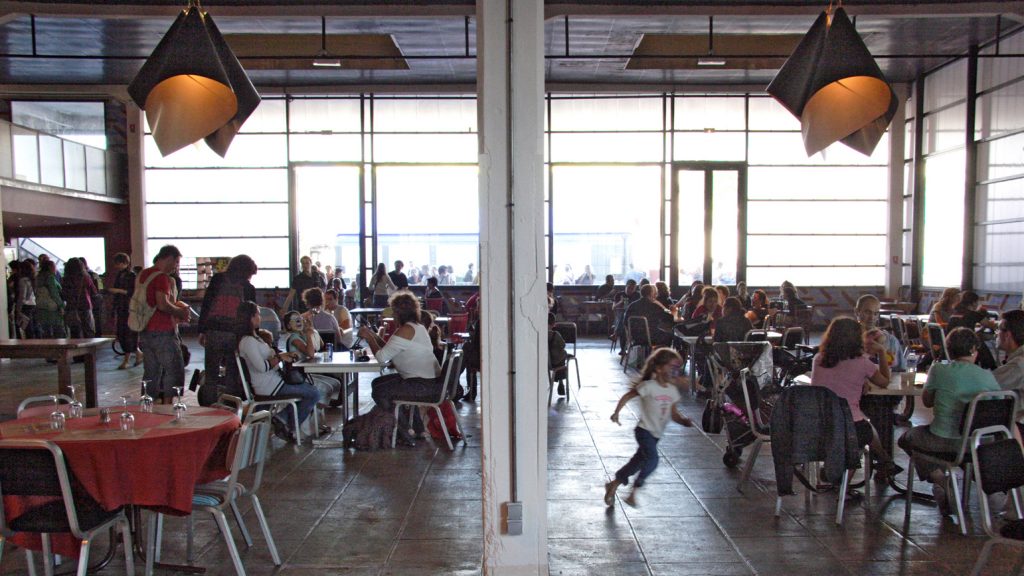 Intérieur du restaurant Les Grandes Table de La friche de la Belle de Mai