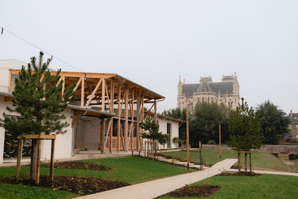 MIXT Vue extérieure Va jouer dehors